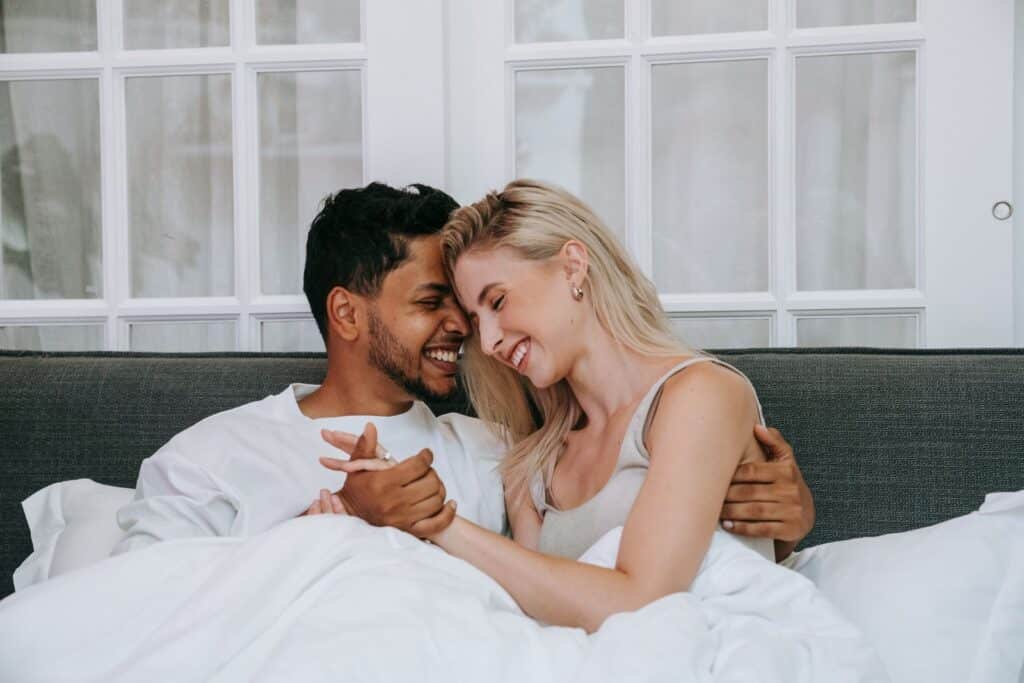 Couple tendre et complice au réveil